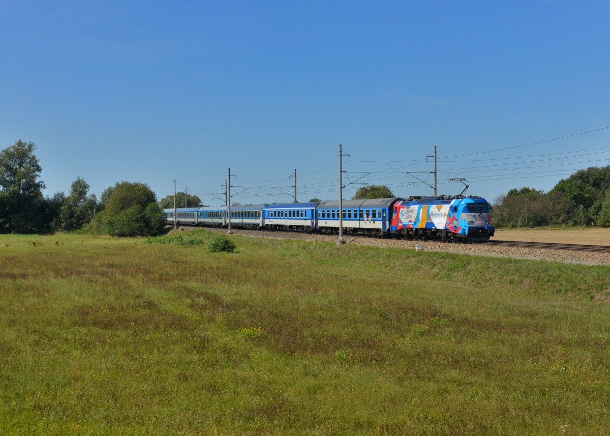 380 002 mit einem EC am 26.08.2015 bei Lhota pod Prelouci. 
