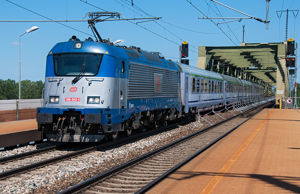 380 003 brachte am 29.07.2017 den EC 103  Polonia  nach Wien Hbf. Die Aufnahme entstand in Wien Praterkai.