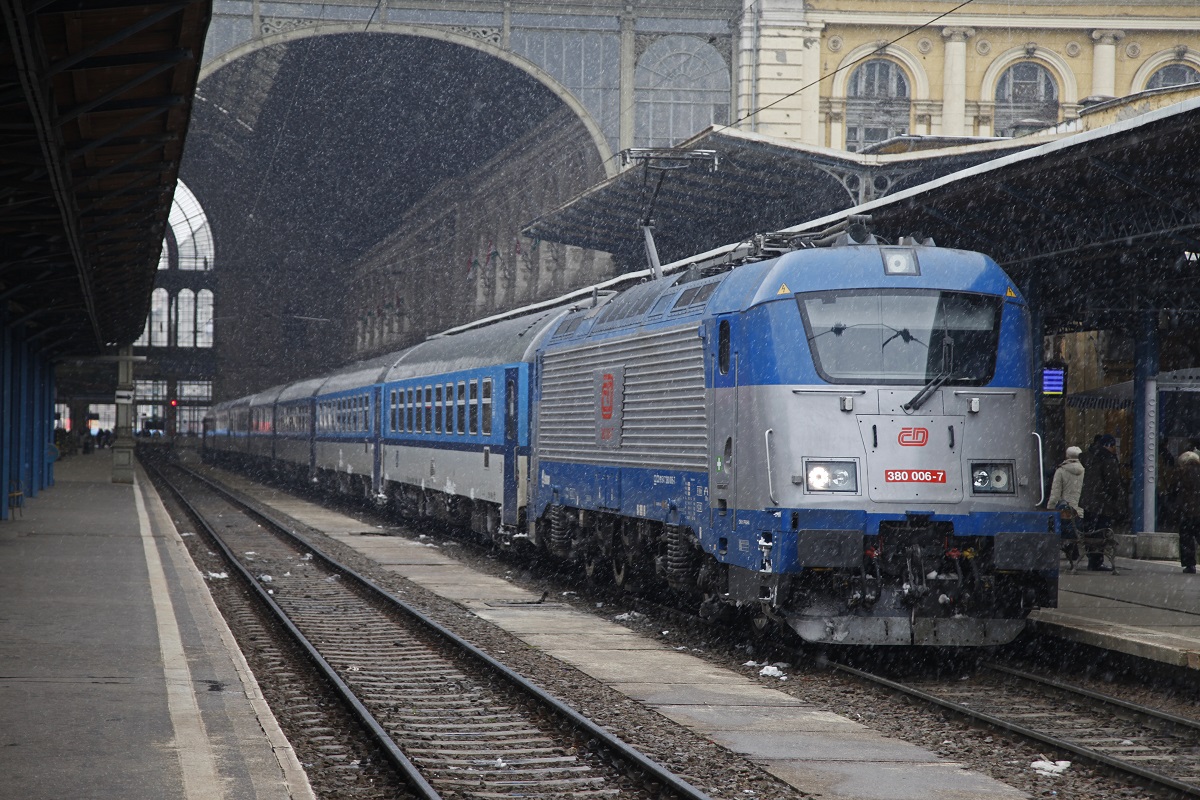 380 006 steht am 29.01.2015 mit EC274 (Budpest - Prag) in Budapest Keleti und wartet auf die Abfahrt.