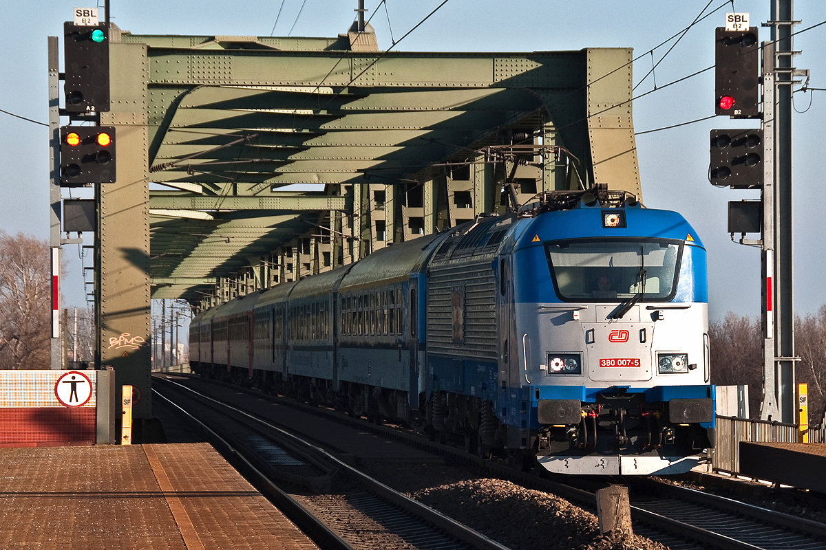 380 007 quert mit EC 73 die Brücke über die Donau in Wien. Die Aufnahme entstand am 24.12.2013.