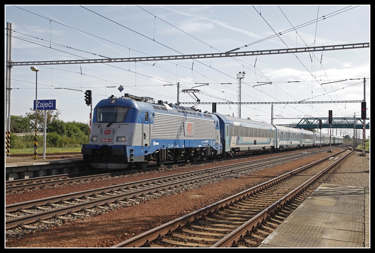 380 008 mit EC in Zajeci am 10.09.2019.