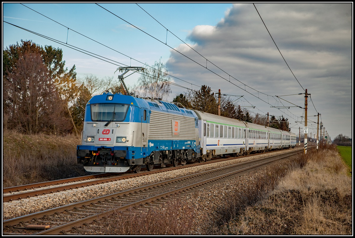 380 008 mit EC103 kurz vor der Haltestelle Silberwald am 31.01.2018.