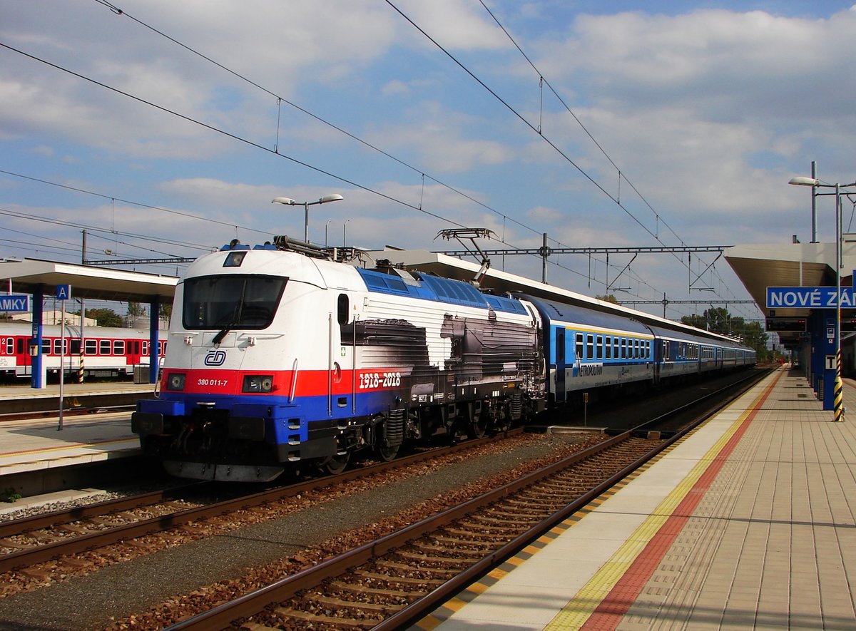 380 011  100 Jahre ČD - České Dráhy  Werbelok in Bf. Nové Zámky mit dem Zug EC274.
16.09.2018.