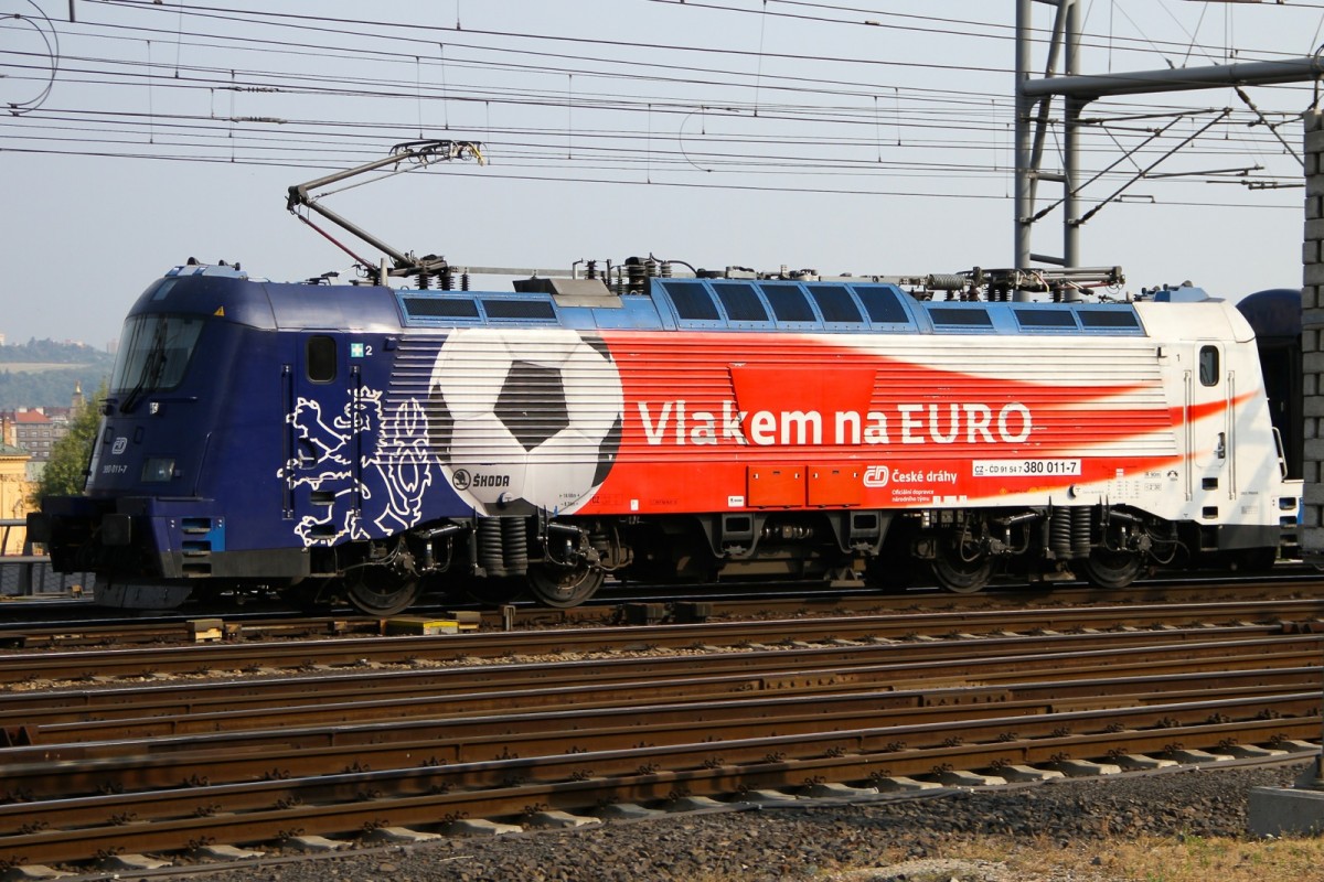 380 011-7 mit einer Euro Zug Bemalung. Am 12.08.2015 in Prag gespechtet.