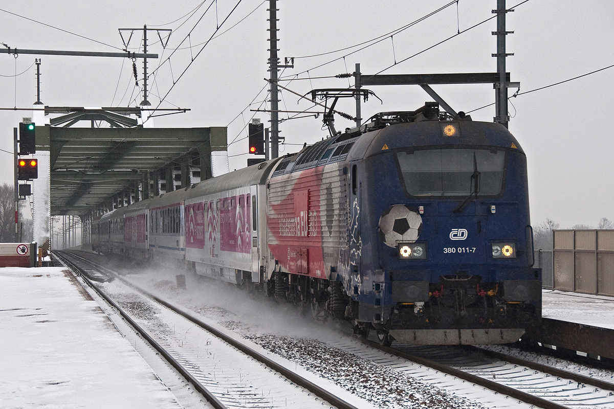 380 011, ist mit EC 103 unterwegs nach Wien Westbahnhof. Wien Praterkai, am 28.12.2014.