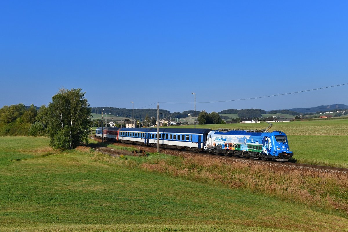 380 011 mit REX 1540 am 22.08.2018 bei Summerau. 