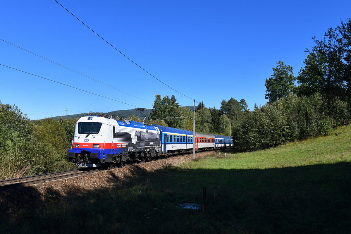 380 011 mit REX 1542 am 27.09.2018 bei Lasberg-St. Oswald. 