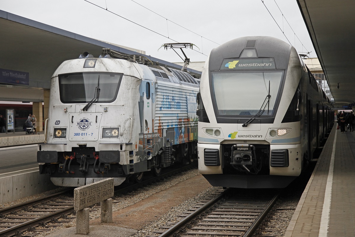 380 011 und Westbahn mebeneinader in Wien West am 1.12.2015.