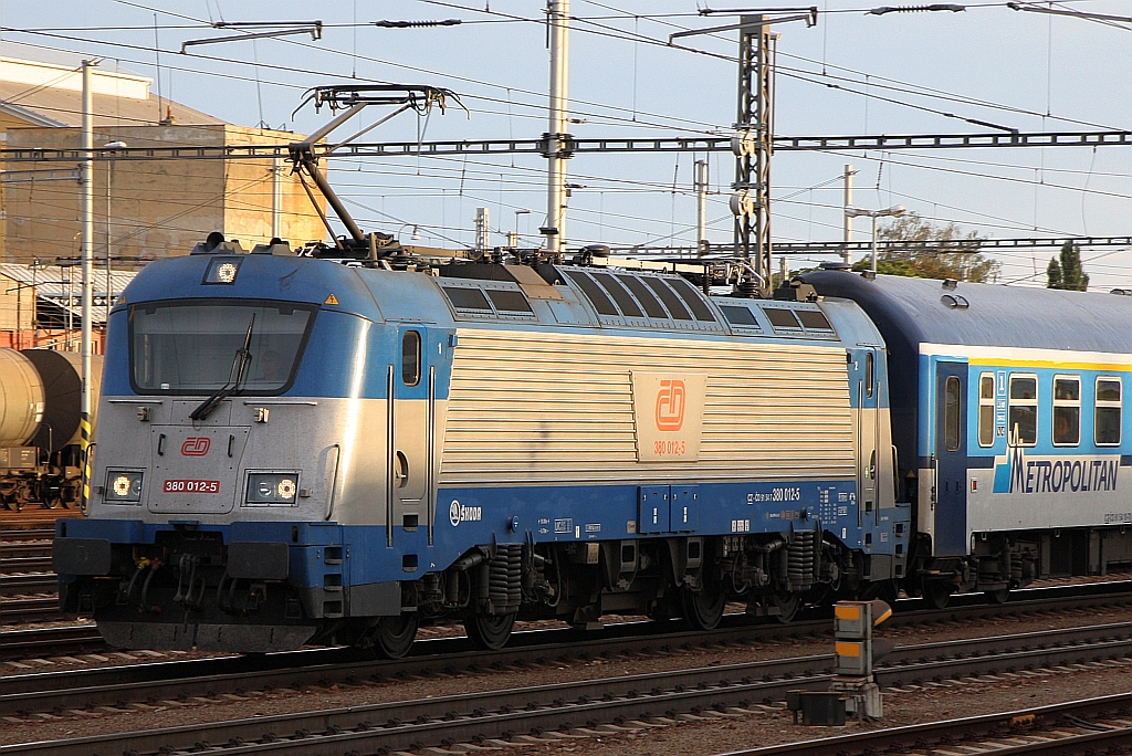 380 012-5 fährt am 14.August 2018 mit dem EC 272  Metropolitan  (Budapest-Nyugati pu. – Praha hl.n.) aus dem Bahnhof Breclav.