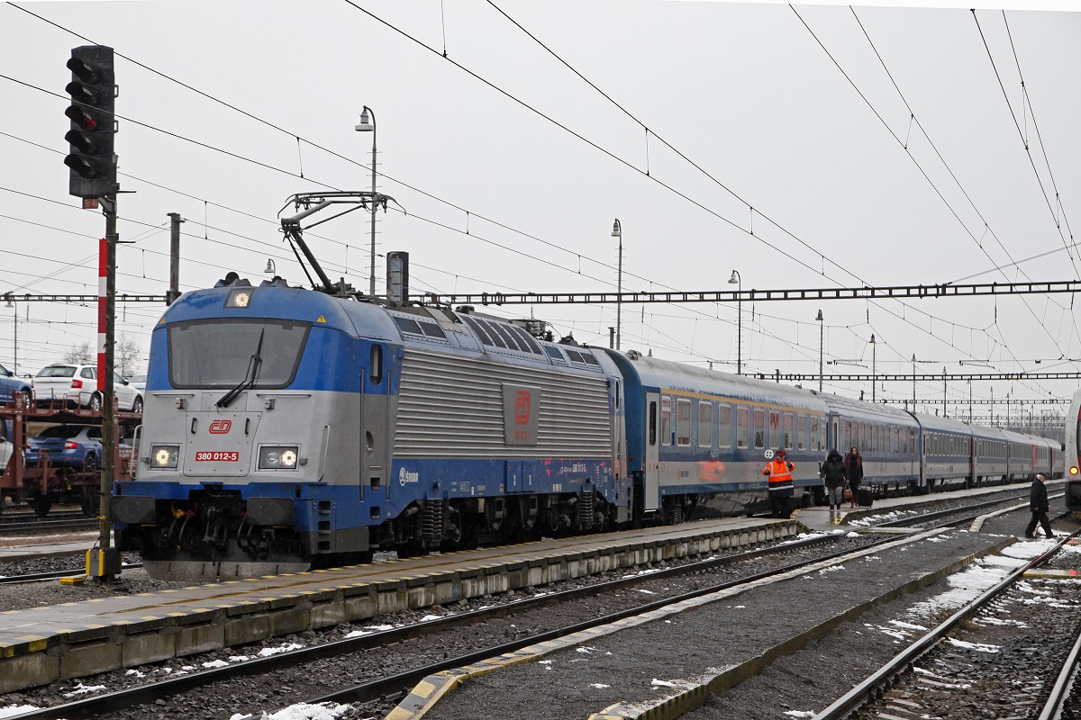 380 012 mit Reisezug in Kuty am 1.12.2016.