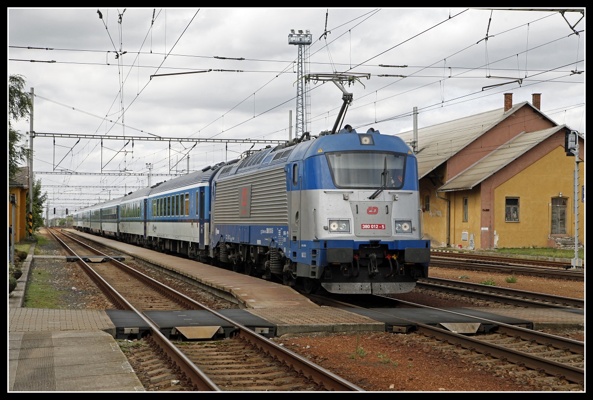 380 012 mit Schnellzug in Zajeci am 10.09.2019.