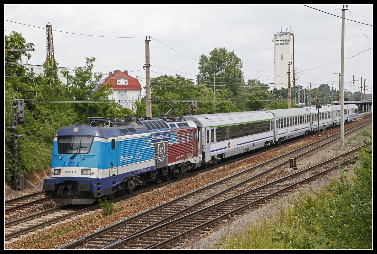 380 013 mit EC103 in Gänserndorf am 6.06.2018.