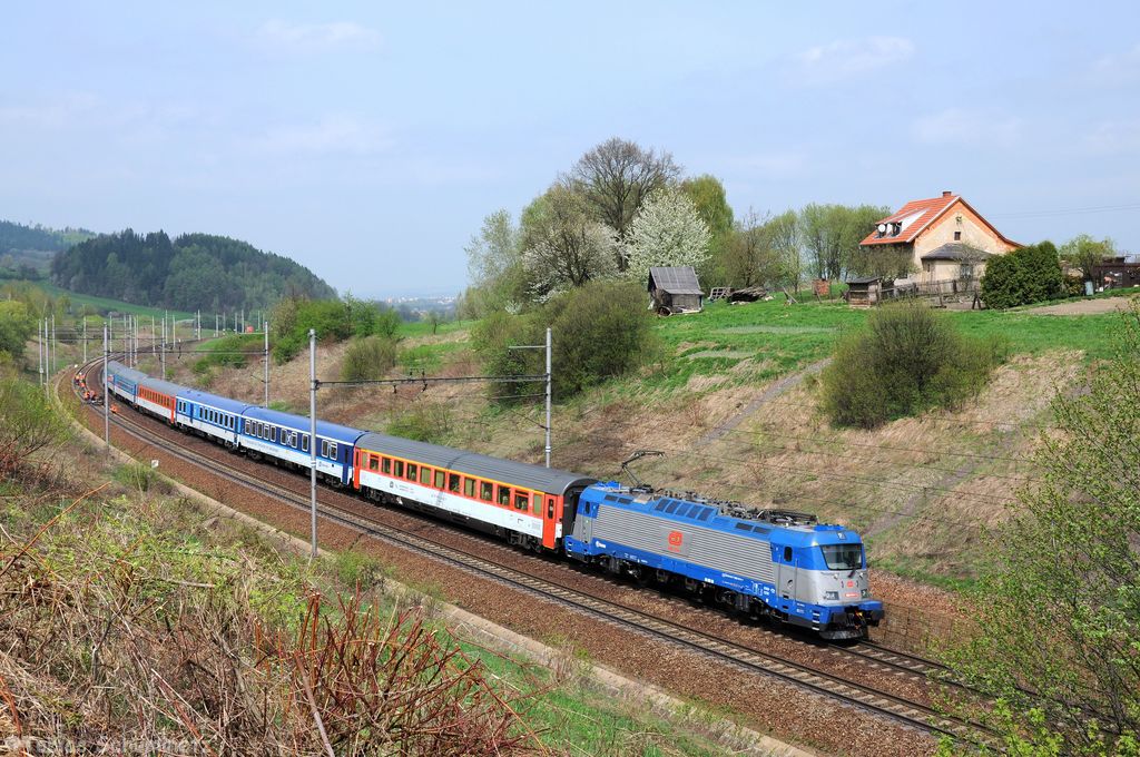 380 014 mit EC111  Praha  von Praha hl.n. nach Warzsawa Wschodnia am 30.04.2013 bei Česká Třebová