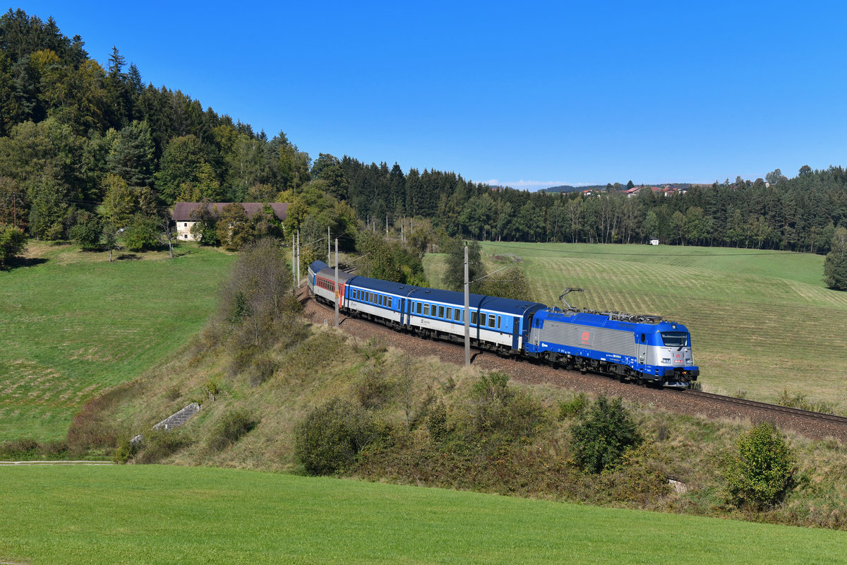380 015 mit REX 1543 am 27.09.2018 bei Summerau. 