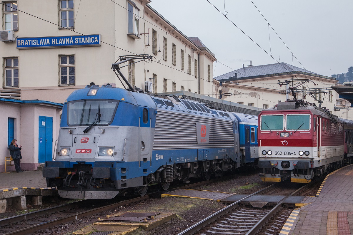 380 016 und 362 004 nebeneinander in Bratislava Hlavna Stanica am 12.01.2018.