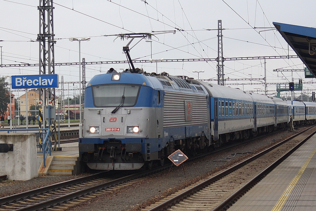 380 017-4 fährt am 27.September 2014 mit dem EC78 von Wien Praterstern nach Praha hl.n. aus dem Bf. Beclav.