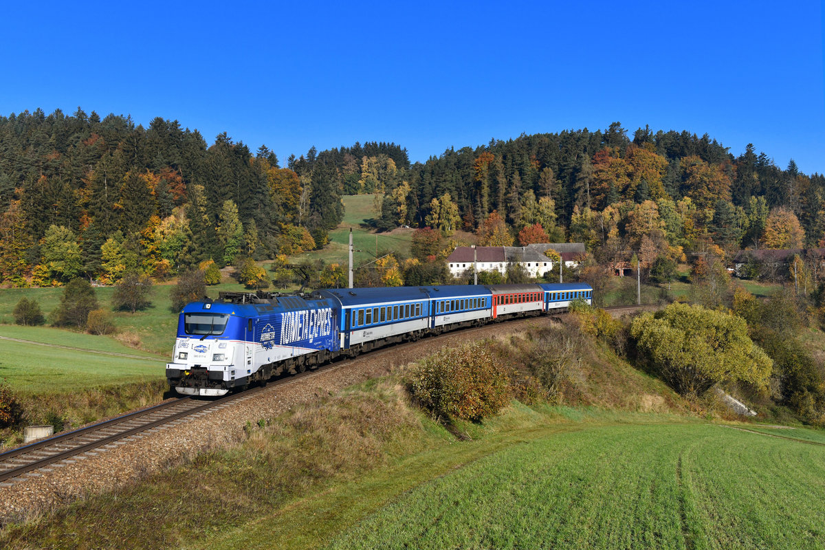 380 017 mit REX 1541 am 13.10.2018 bei Summerau. 