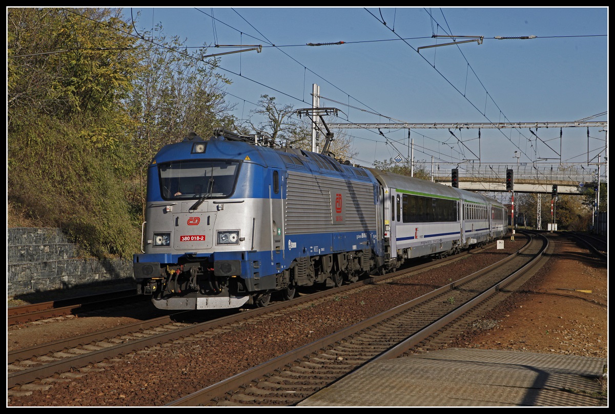 380 018 fährt am 14.11.2019 mit EC103 durch den Bahnhof Moravska Nova Ves.
