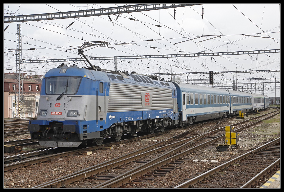 380 018 fährt am 25.03.2019 in Bratislava Hlavna Stanice ein.