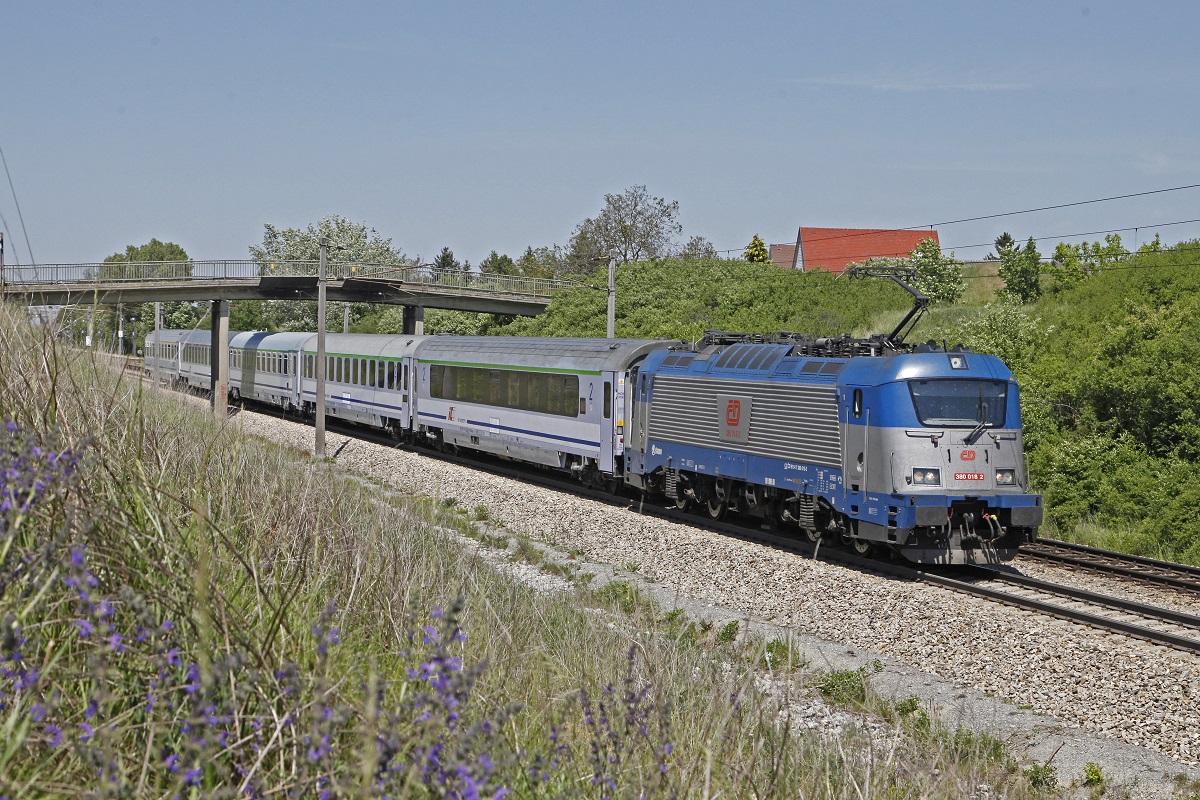 380 018 mit EC103 in Rabensburg am 18.05.2017.