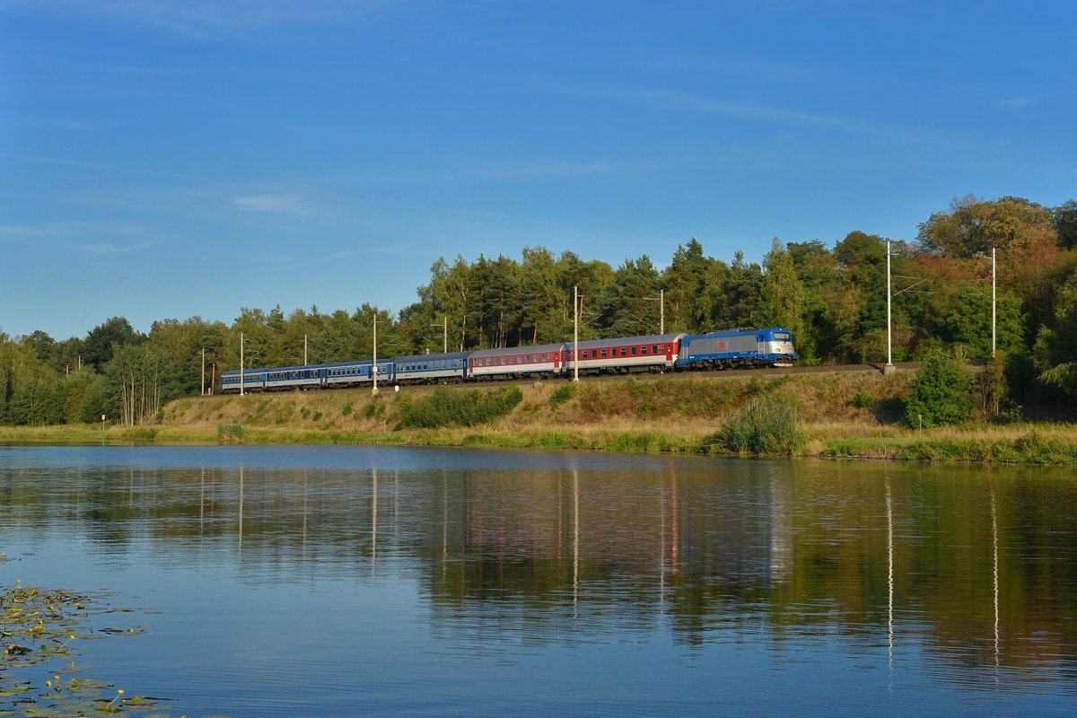 380 018 mit einem EC am 26.08.2015 bei Tynec nad Labem. 