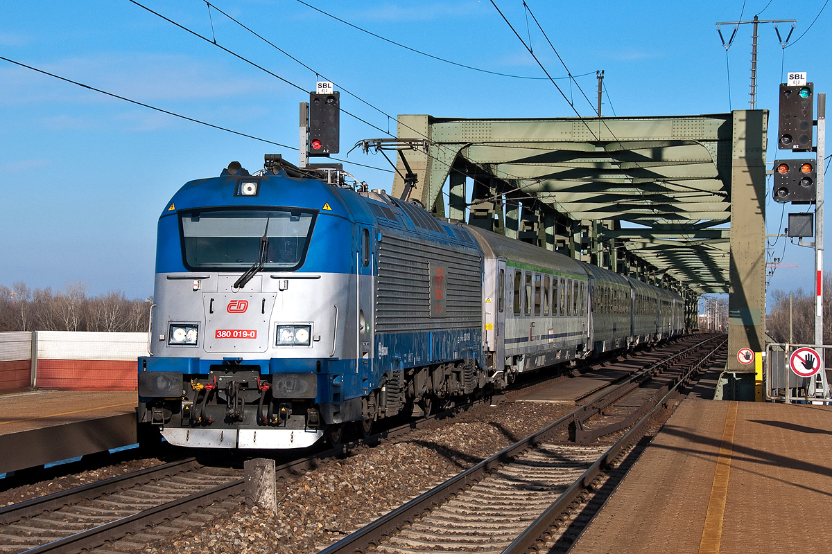 380 019 mit dem EC 103 wird in wenigen Minuten den Endbahnhof Wien Hbf. erreichen. Die Aufnahme entstand am 17.01.2016 am Wiener Praterkai.