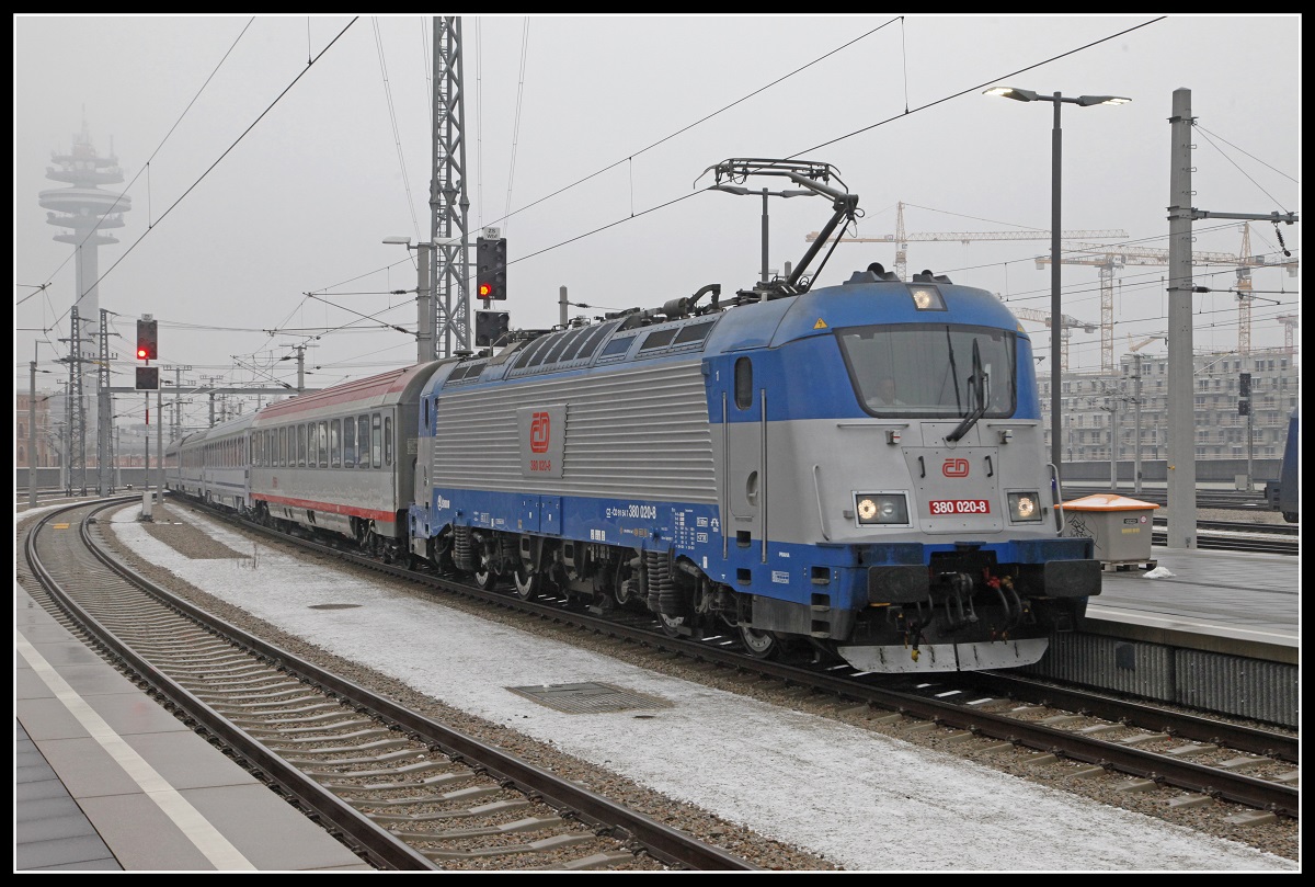 380 020 fährt am 20.12.2018 in Wien Hbf. ein.

