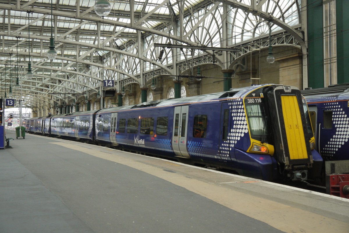 380 116 von ScotRail, ein Verwandter des Desiro-ML BR 460, im Bahnhof Glasgow Central, 21.7.2012.