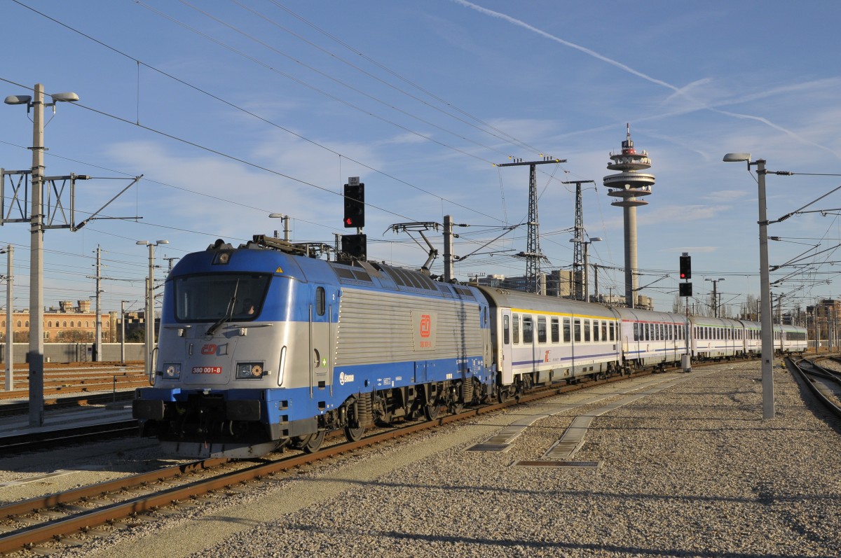 380.001 mit dem Ec 103 aus Warschau bei der Einfahrt am Wien Hbf 19.12.14 diese CD Maschiene bespannt den Zug von Bohumin nach Wien Westbf 