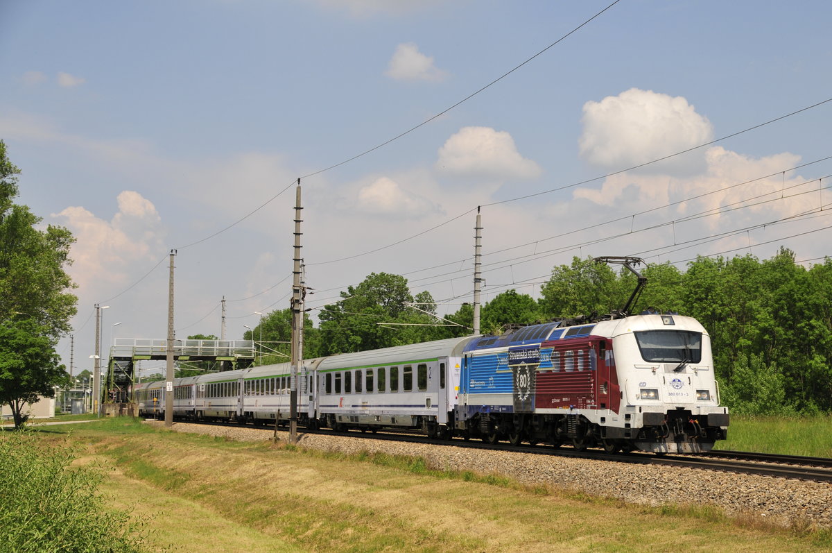 380.013 mit dem Ec 103 bei der durchfahrt in Stillfried am 23.5.17 in Richtung Wien 