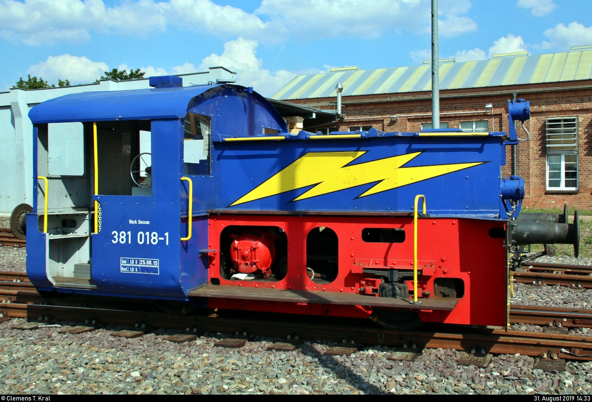 381 018-1 (DB Ka 4984) der DB Fahrzeuginstandhaltung GmbH steht während des Tags der offenen Tür im DB Werk Dessau anlässlich 90 Jahre Instandhaltung elektrischer Lokomotiven.
[31.8.2019 | 14:33 Uhr]