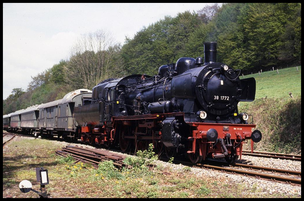 381772 am 28.4.1990 vor einem historischen Personenzug auf der Teutoburger Wald Eisenbahn im Bahnhof Brochterbeck.