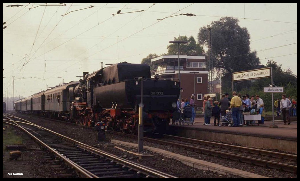 381772 des Eisenbahn Kurier führte am 17.10.1991 Sonderfahrten auf der Werkbahn von Hasbergen nach Georgsmarienhütte durch. Hier steht der Zug am Bahnsteig im Bahnhof Hasbergen.