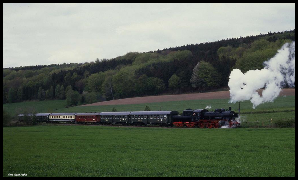 381772 drückt hier am 28.9.1990 für eine Scheinanfahrt nahe Tecklenburg auf der Teutoburger Wald Bahn ihren Sonderzug zurück.
