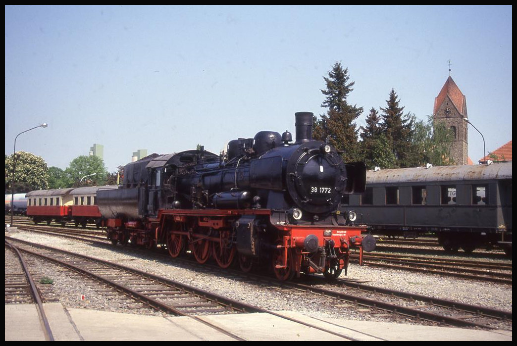 381772 steht hier am 30.4.1993, im Hintergrund die ev. Kirche in Lengerich Hohne, im BW der Teutoburger Wald Eisenbahn. Sie war zu diesem Zeitpunkt dort stationiert und für den Eisenbahn Kurier dem Vorläufer von Eisenbahn Tradition im Einsatz.