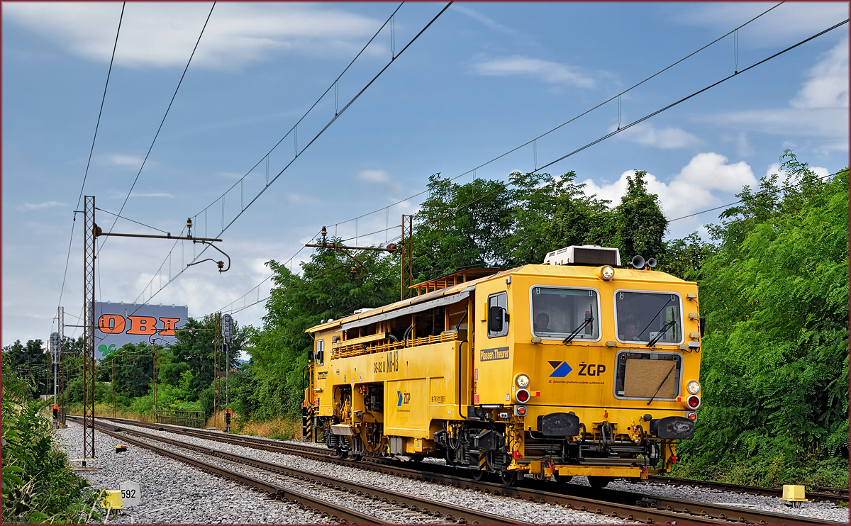 ŽGP NR-13 fährt durch Maribor-Tabor Richtung Studenci. /26.7.2016