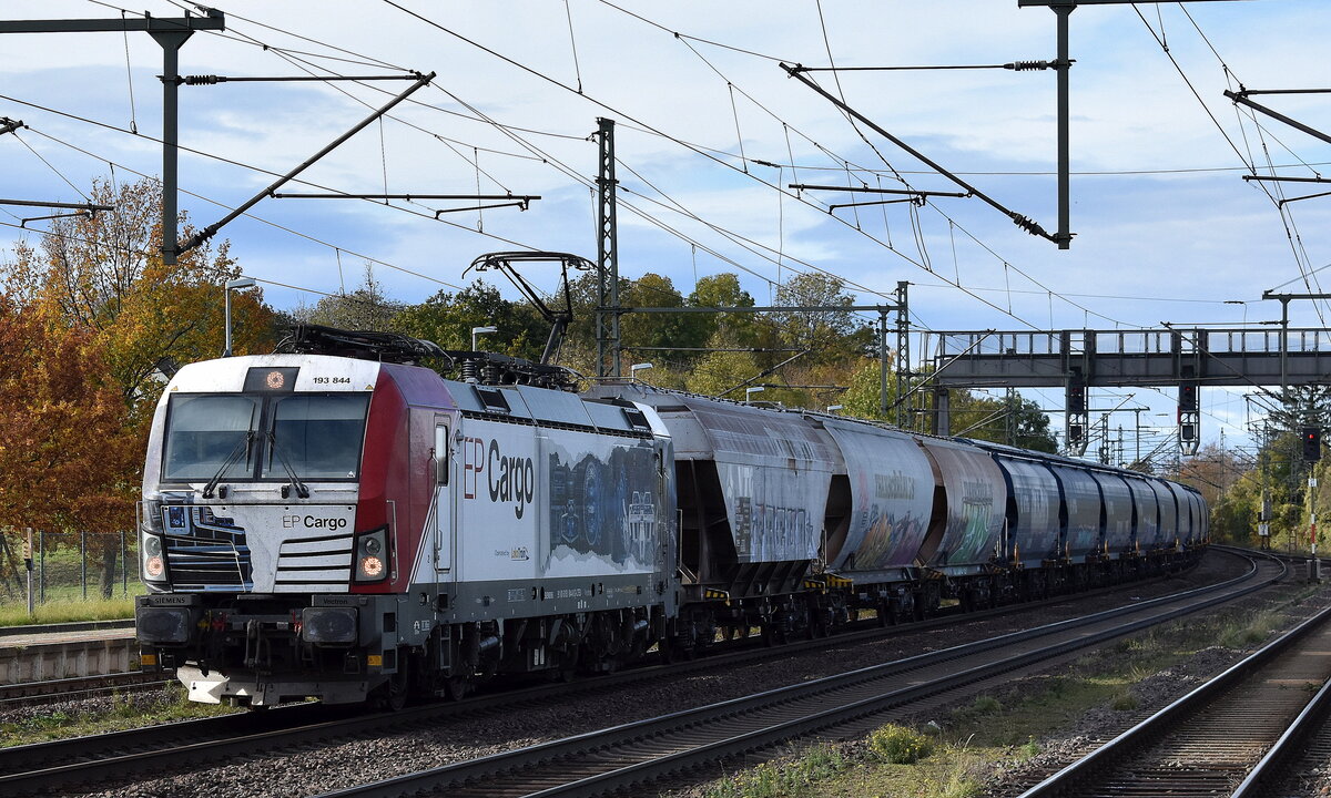 ŽSSK Cargo - Železničná spoločnosť Cargo Slovakia a.s., Bratislava [SK] mit der Vectron  193 844  [NVR-Nummer: 91 80 6193 844-8 D-LTEU] und einem Getreidezug am 07.11.23 Höhe Bahnhof Niederndodeleben.