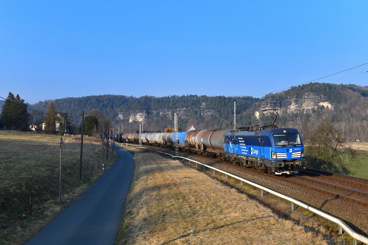 383 001 mit einem Kesselzug am 25.03.2018 bei Rathen.