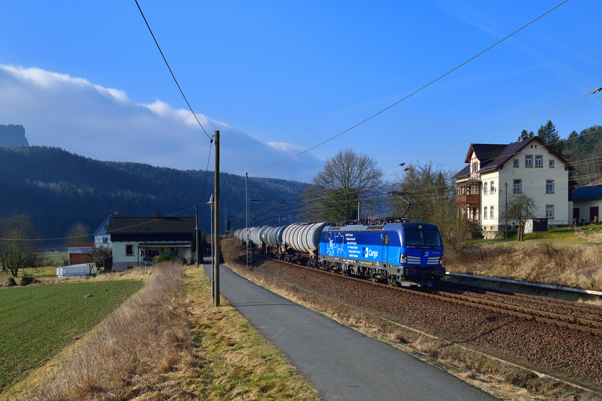 383 001 mit einem Kesselzug am 25.03.2018 bei Rathen.