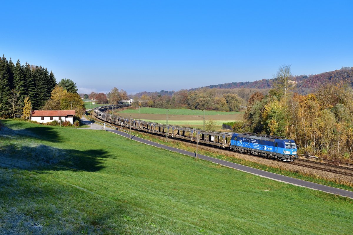 383 001 mit einem leeren Autozug am 07.11.2020 bei Vilshofen.