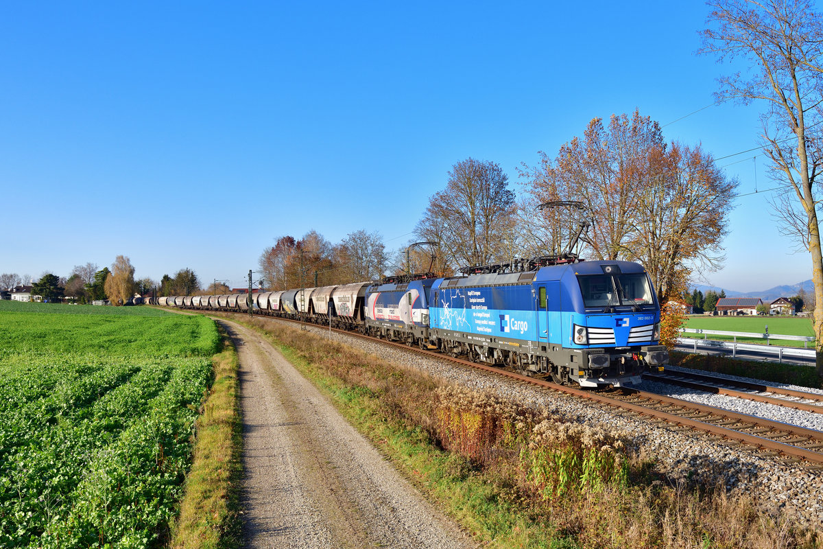 383 002 + 383 204 mit einem Getreidezug am 07.11.2020 bei Langenisarhofen.