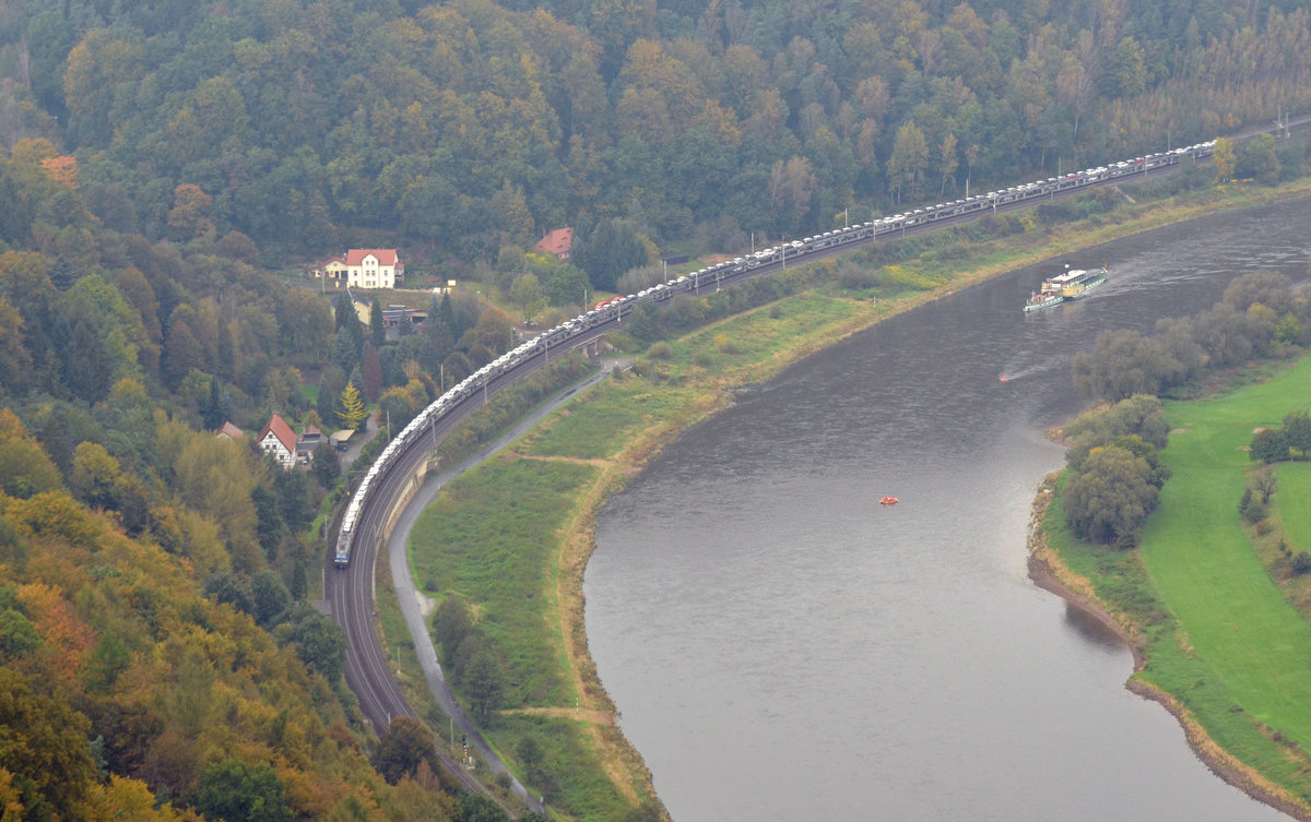 383 002 der CD Cargo schleppte am 15.10.16 einen Autozug vorbei an der Festung Königstein Richtung Tschechien. Den Raddampfer Pirna hat der Vectron bereits abgehängt.