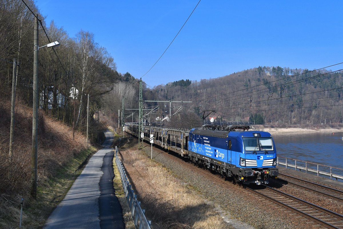 383 002 mit einem Autoleerzug am 25.03.2018 bei Königstein.