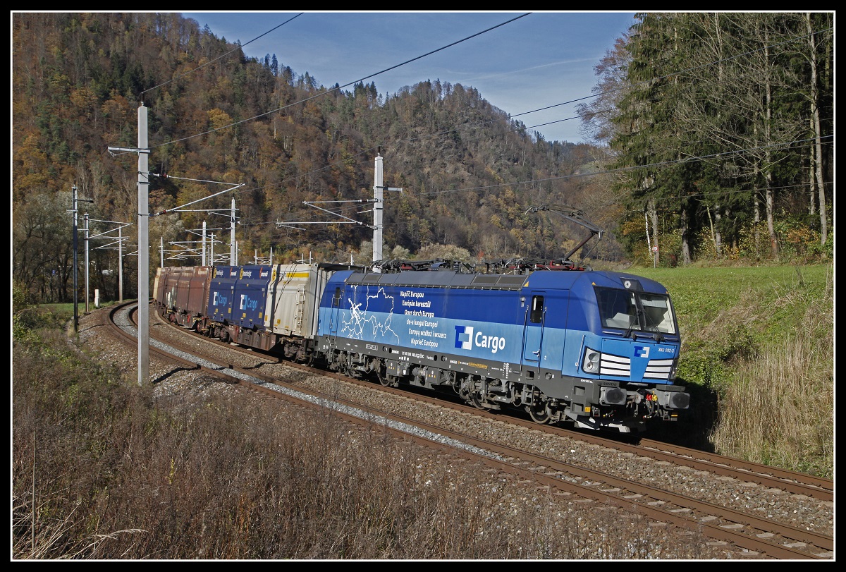 383 002 mit GZ42003 zwischen Bruck an der Mur und Pernegg am 31.10.2018.