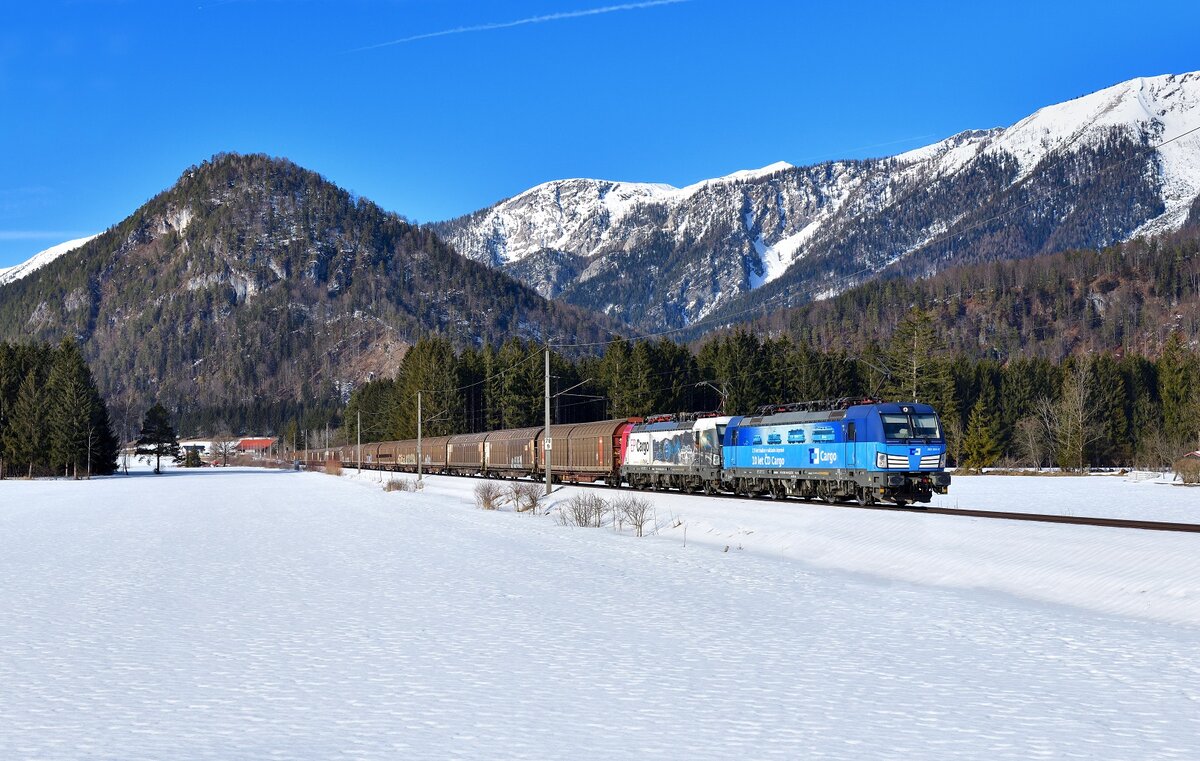 383 004 + 383 065 mit einem Schiebewandwagenzug am 13.02.2022 bei Roßleithen.