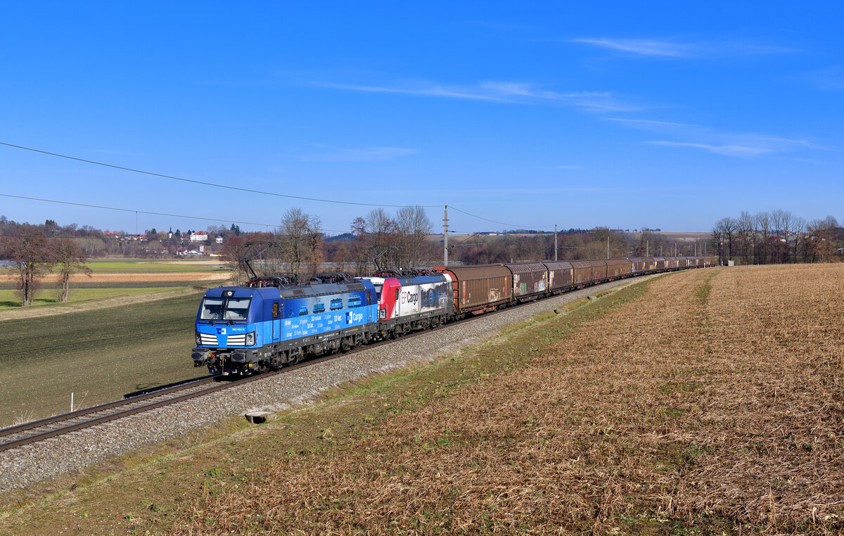 383 004 + 383 065 mit einem Schiebewandwagenzug am 13.02.2022 bei Kremsmünster.