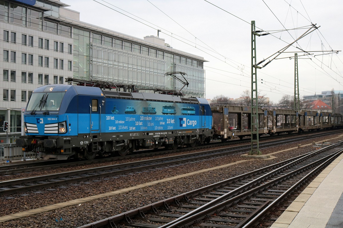383 004-9 (Siemens Vectron) der ČD Cargo als leerer Autotransportzug durchfährt Dresden Hbf in südostlicher Richtung. [16.12.2017 | 11:25 Uhr]