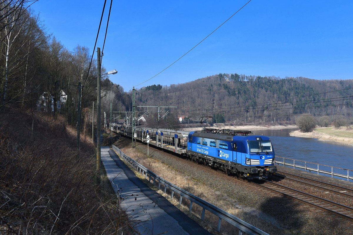 383 004 mit einem Autoleerzug am 25.03.2018 bei Königstein.