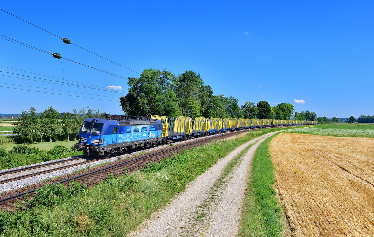 383 004 mit einem Giga Wood Ganzzug am 03.07.2022 bei Langenisarhofen.