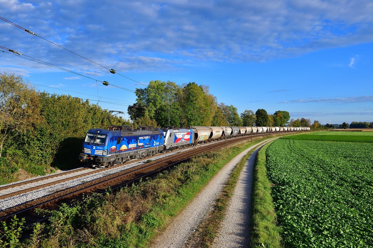 383 006 + 187 344 mit einem Getreidezug am 04.10.2020 bei Langenisarhofen.